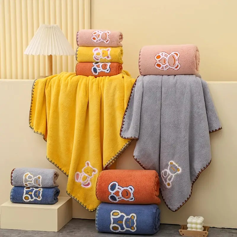 2pcs Cute Bear Pattern Absorbent Coral Fleece Towels