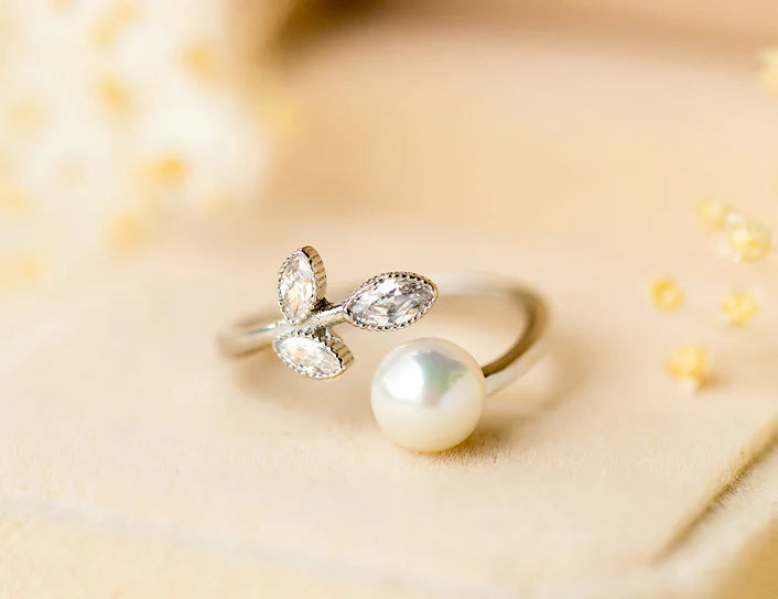 S925 Silver Ring with Diamond and Shell Design