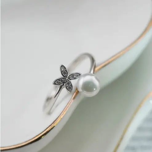 S925 Silver Ring with Diamond and Shell Design