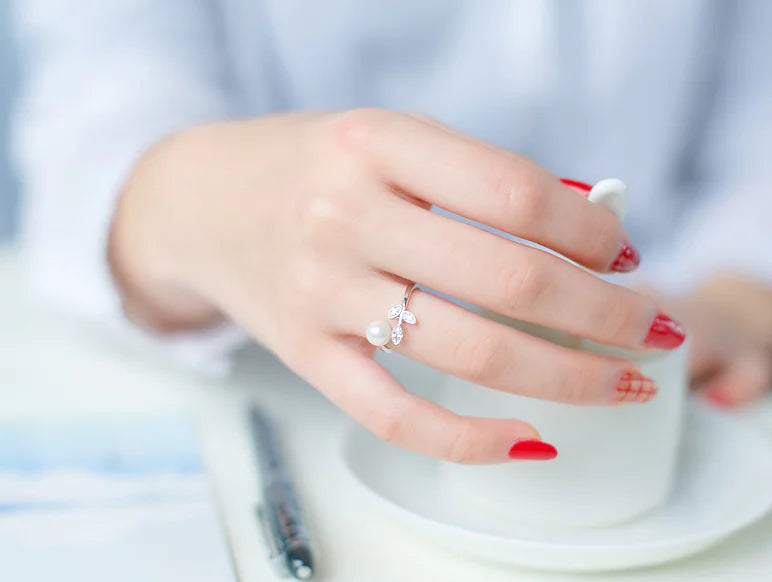 S925 Silver Ring with Diamond and Shell Design